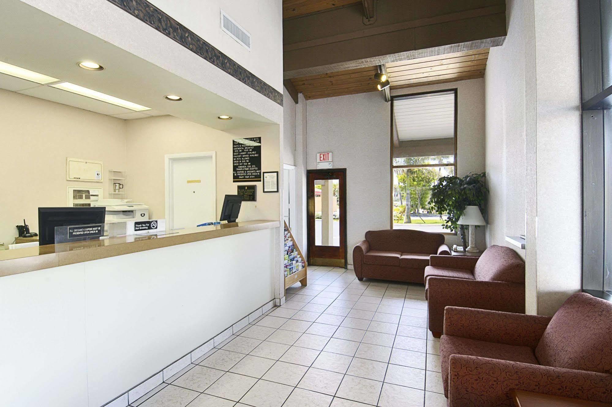 Super 8 By Wyndham Riviera West Palm